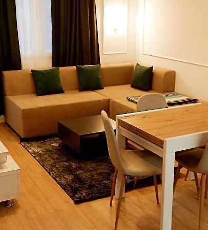 Old Train Apartment Tirana Bagian luar foto