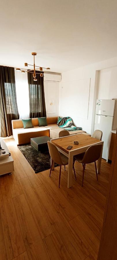 Old Train Apartment Tirana Bagian luar foto