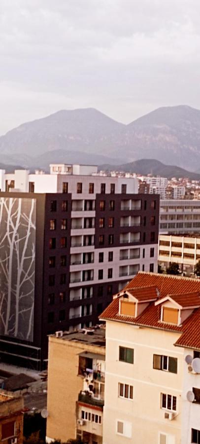 Old Train Apartment Tirana Bagian luar foto