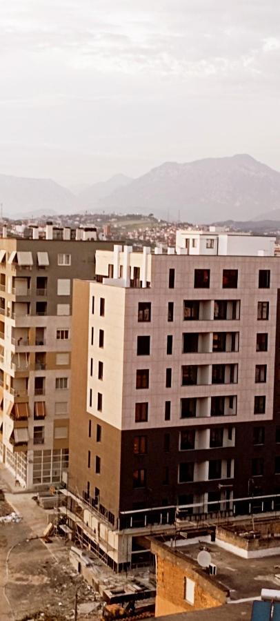 Old Train Apartment Tirana Bagian luar foto