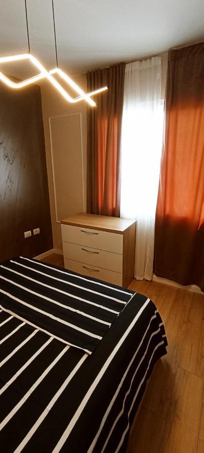 Old Train Apartment Tirana Bagian luar foto