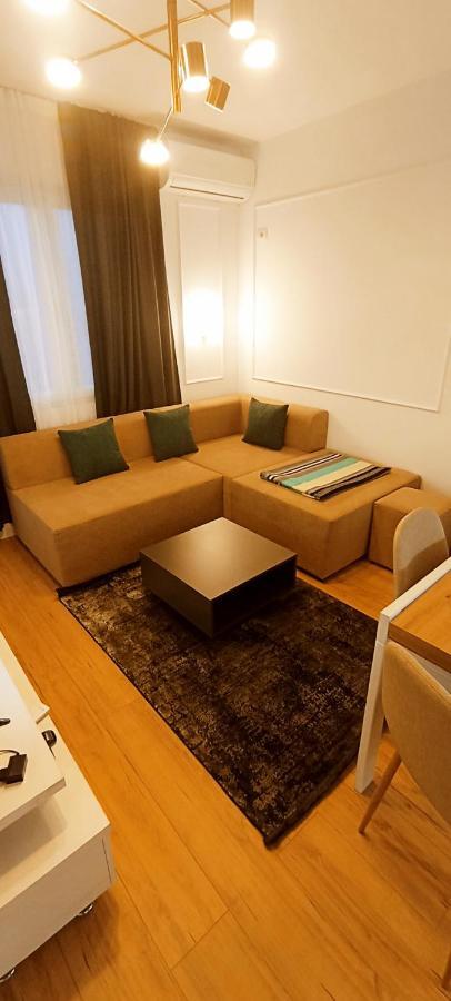 Old Train Apartment Tirana Bagian luar foto